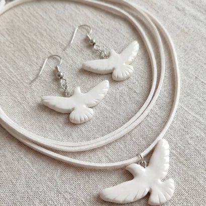 Набір білі сережки та кулон пташки голубки глина