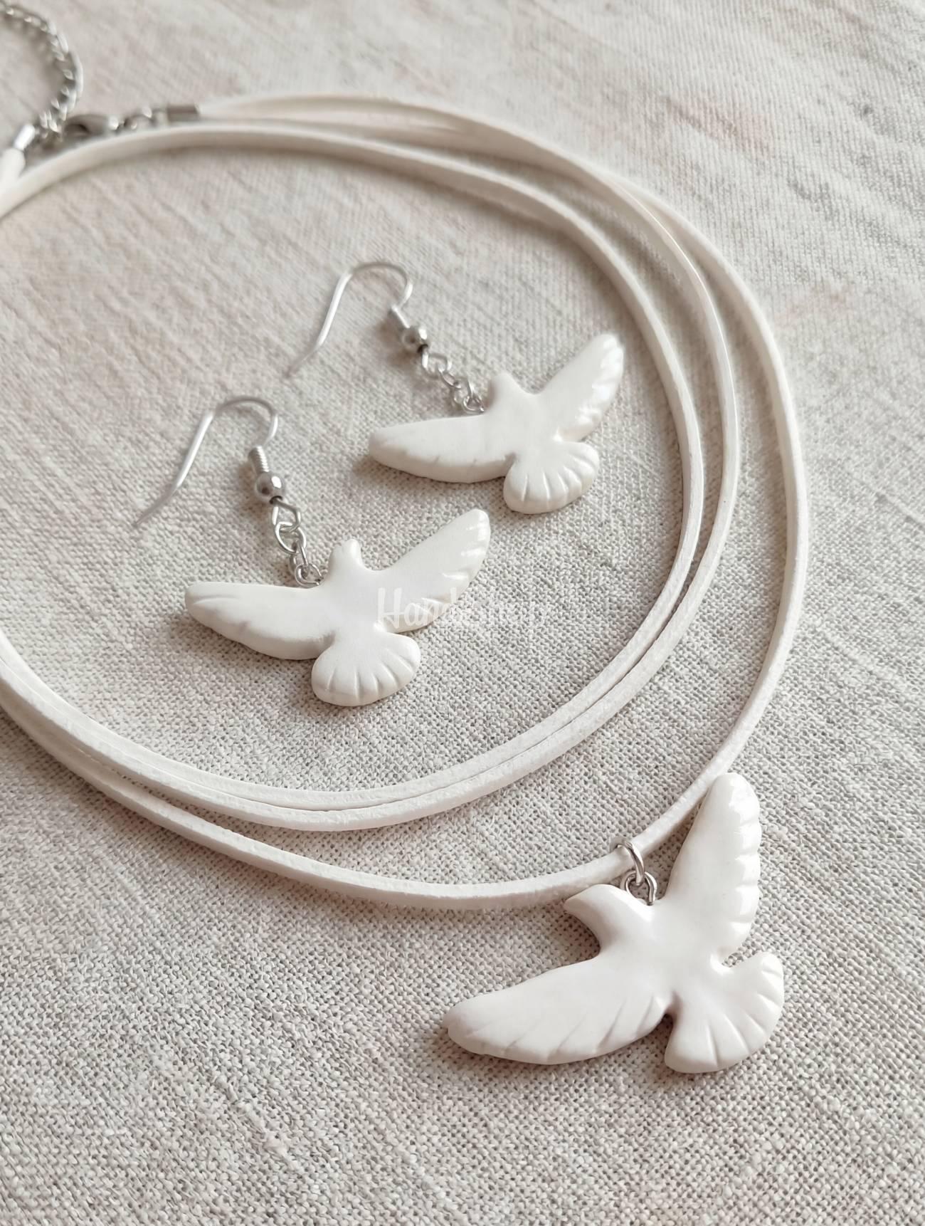 Набір білі сережки та кулон пташки голубки глина Набір білі сережки та кулон пташки голубки глина