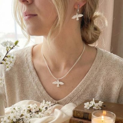 Набір прикрас сережки та кулон білі голубки глина