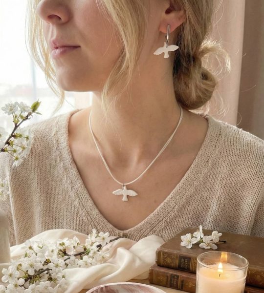 Набір прикрас сережки та кулон білі голубки глина