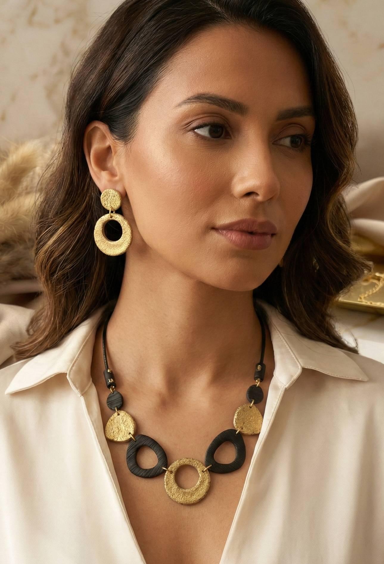 Набір прикрас сережки та намисто геометричне з глини Набір прикрас сережки та намисто геометричне з глини