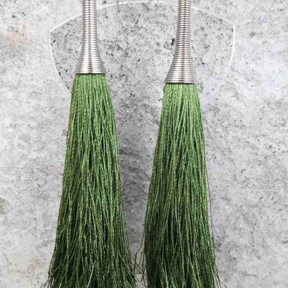 Серьги кисточки с зеленой шелковой нити