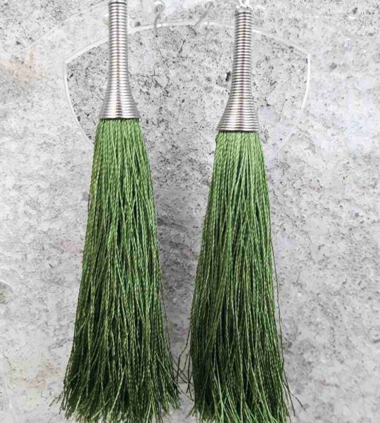 Серьги кисточки с зеленой шелковой нити