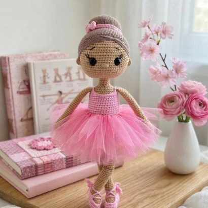 В'язана лялька балеринка в пуантах та рожевій пачці