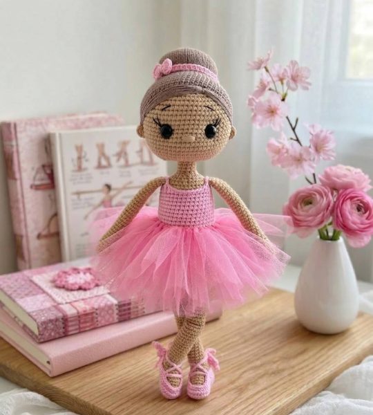 В'язана лялька балеринка в пуантах та рожевій пачці