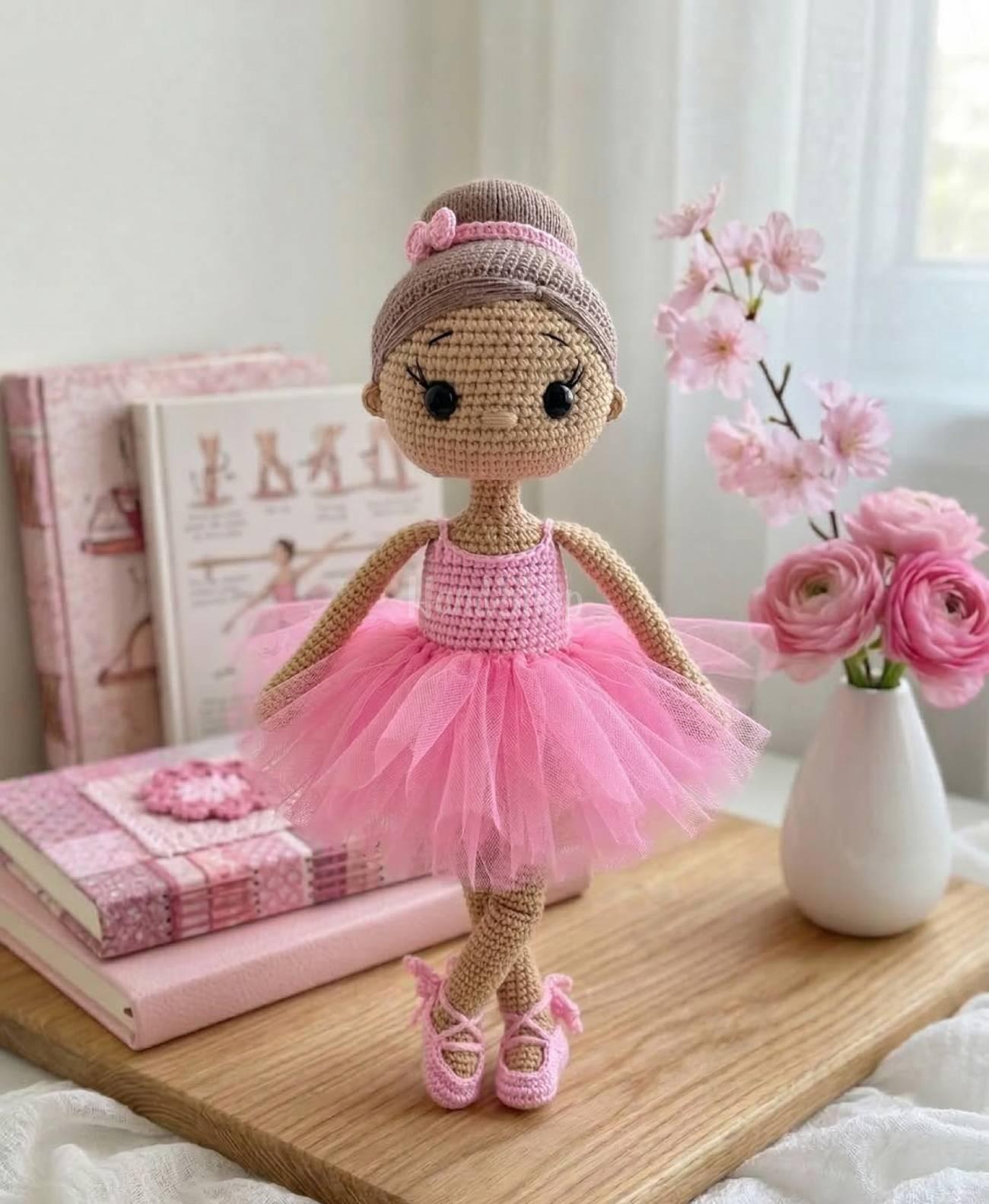 В'язана лялька балеринка в пуантах та рожевій пачці В'язана лялька балеринка в пуантах та рожевій пачці