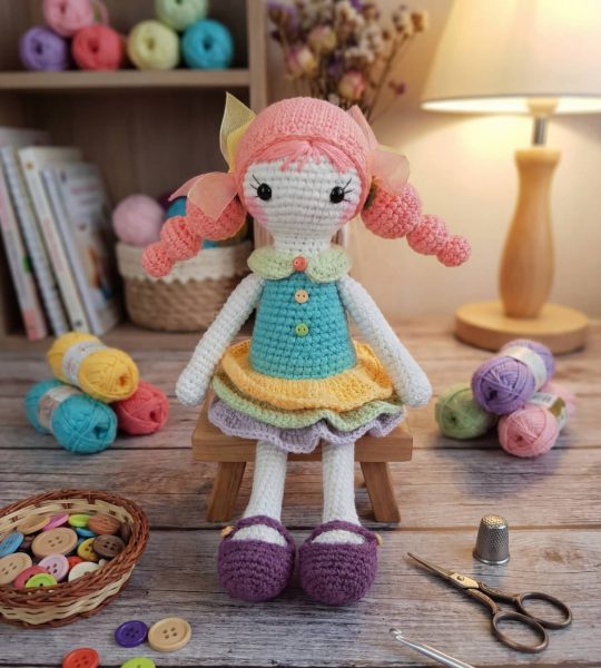 Авторська в'язана лялька Пеппі в яскравій сукні ручної роботи