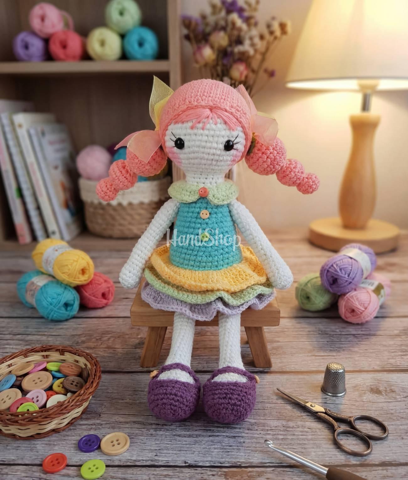 Авторська в'язана лялька Пеппі в яскравій сукні ручної роботи Авторська в'язана лялька Пеппі в яскравій сукні ручної роботи