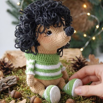 В'язана дитяча м'яка іграшка їжачок у полосатій кофтинці