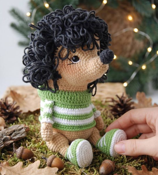 В'язана дитяча м'яка іграшка їжачок у полосатій кофтинці