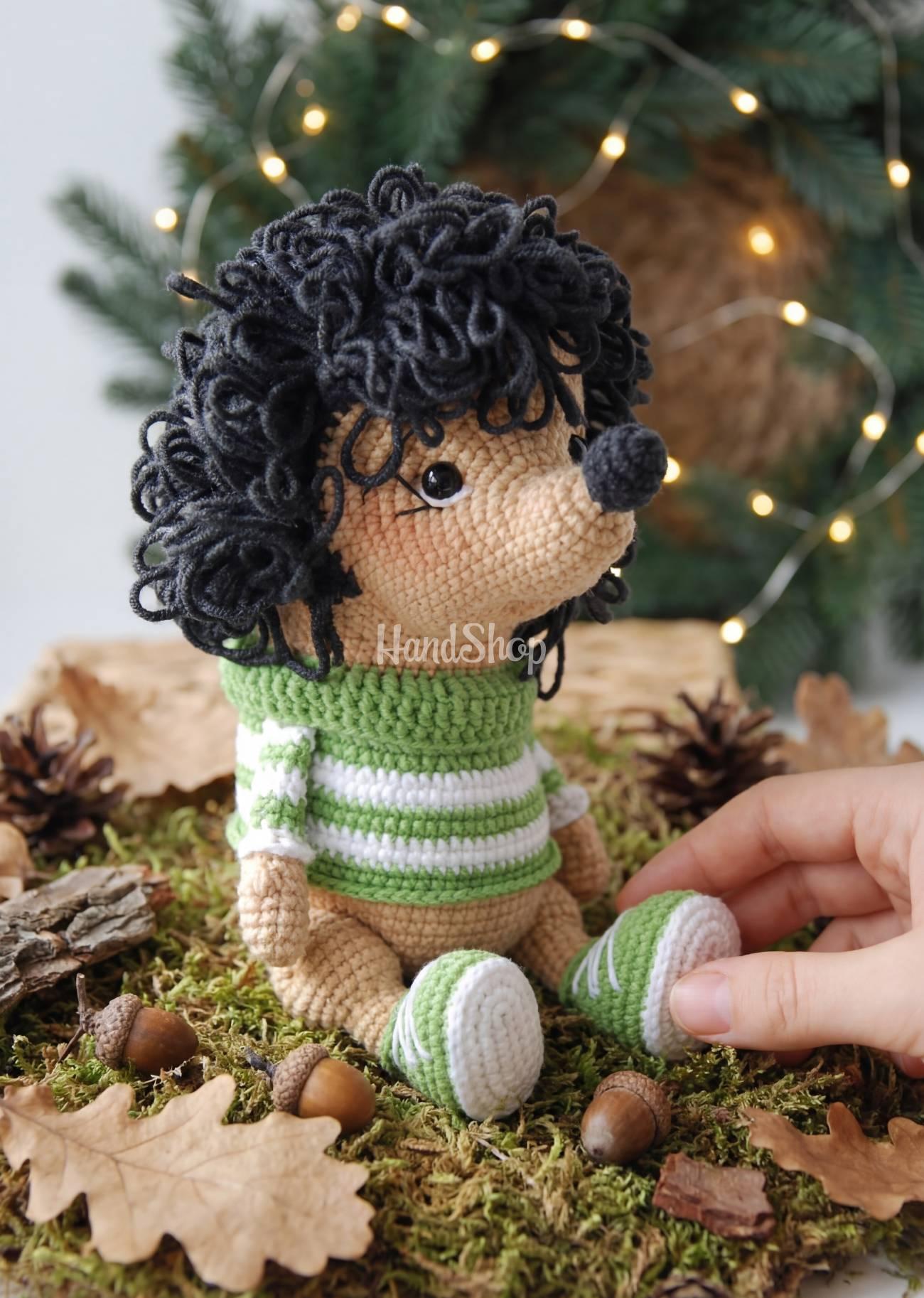 В'язана дитяча м'яка іграшка їжачок у полосатій кофтинці В'язана дитяча м'яка іграшка їжачок у полосатій кофтинці