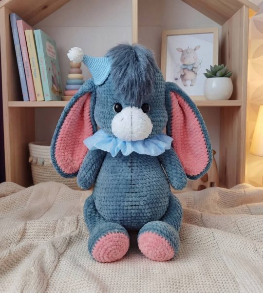 Авторська в’язана м’яка дитяча іграшка Вюслючок Іа сувенір