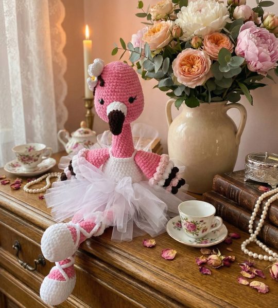 В’язана іграшка великий рожевий фламінго в пуантах