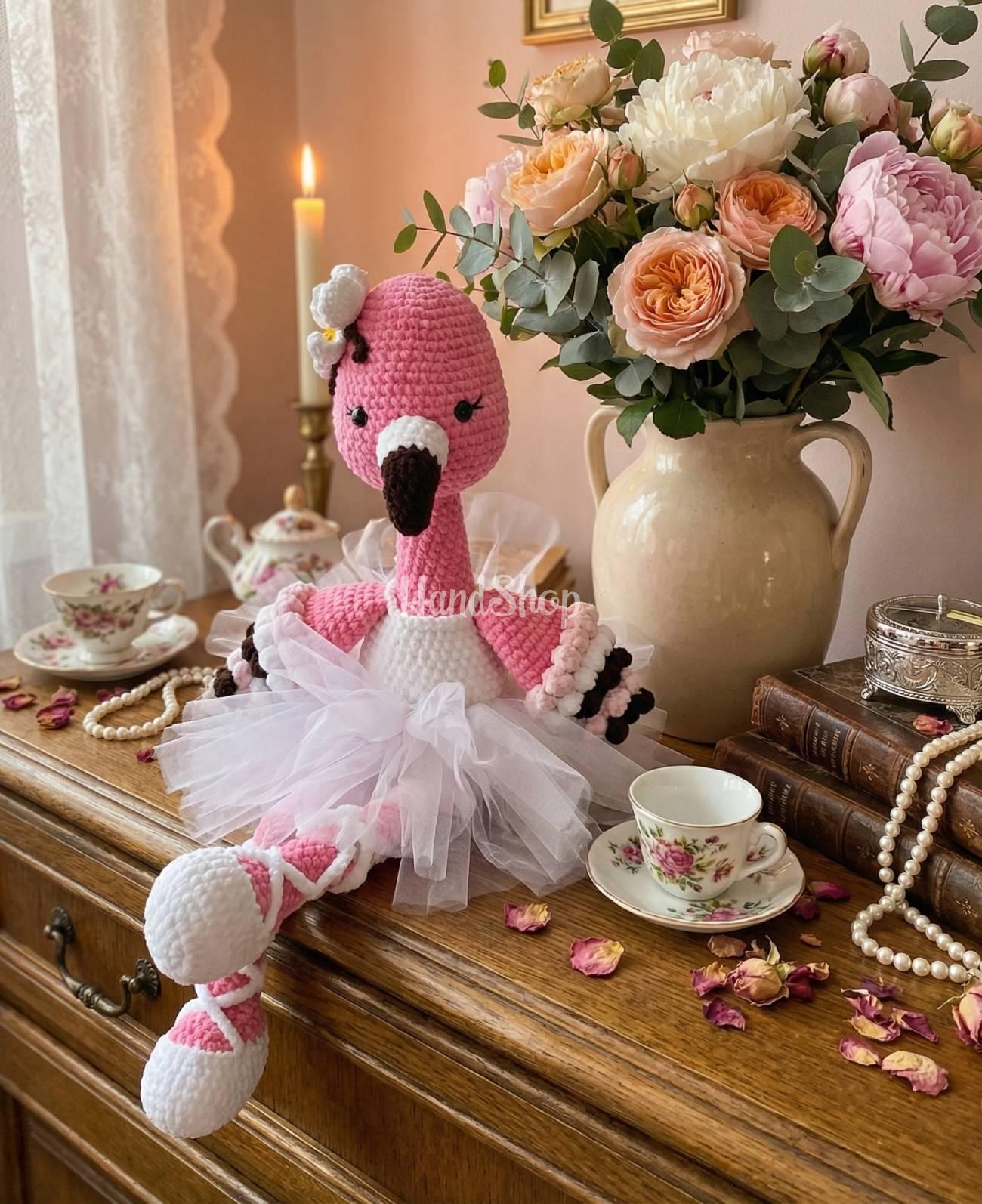 В’язана іграшка великий рожевий фламінго в пуантах В’язана іграшка великий рожевий фламінго в пуантах