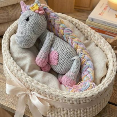 Іграшка в’язана єдиноріжка сіра з довгими косичками та квітами