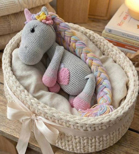 Іграшка в’язана єдиноріжка сіра з довгими косичками та квітами
