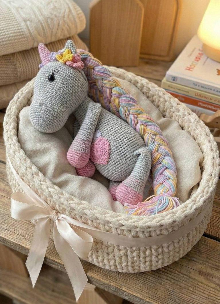 Игрушка вязаная единорожка серая с длинными косичками — фото 1