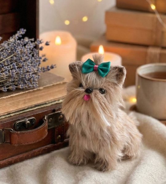 Авторська в’язана іграшка песик йоркширский тер'єр з бантиком