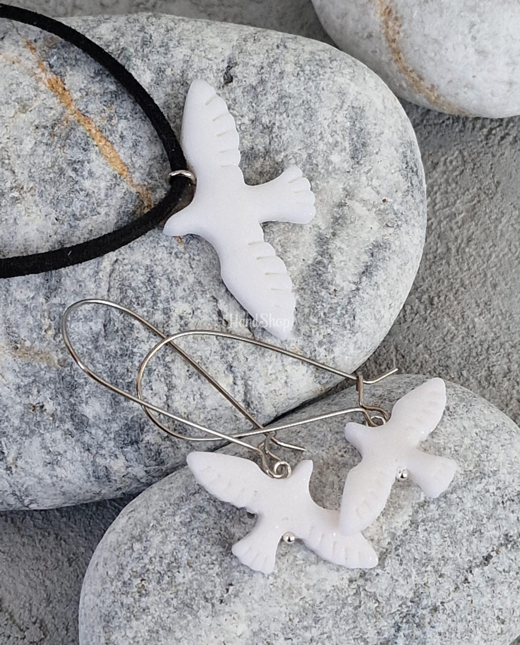 Комплект сережки та кулон голубки з полімерної глини Комплект сережки та кулон голубки з полімерної глини