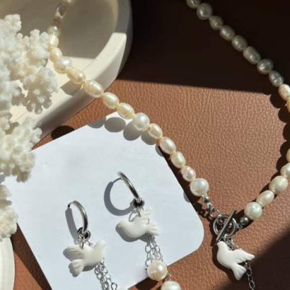 Кольє та браслет виглядають вишукано та патріотично, підкреслюючи важливість миру та краси у нашому житті