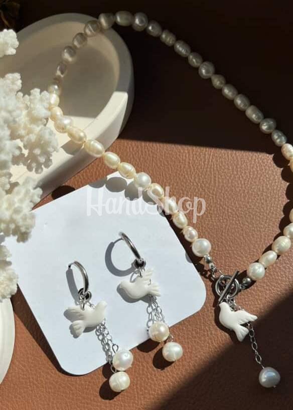 Кольє та браслет виглядають вишукано та патріотично, підкреслюючи важливість миру та краси у нашому житті Кольє та браслет виглядають вишукано та патріотично, підкреслюючи важливість миру та краси у нашому житті