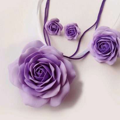 Украшения из глины кулон, серьги и кольцо фиолетовые розы