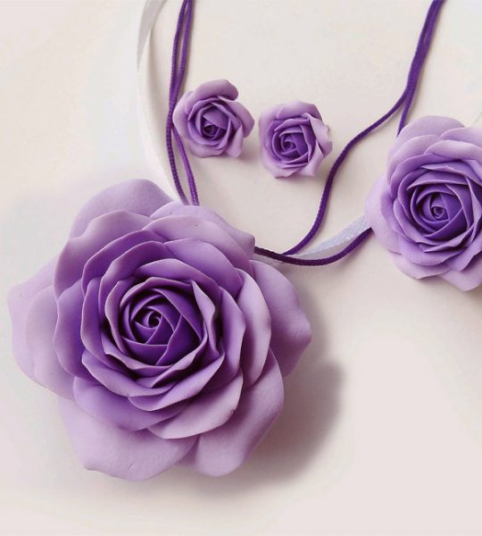 Украшения из глины кулон, серьги и кольцо фиолетовые розы