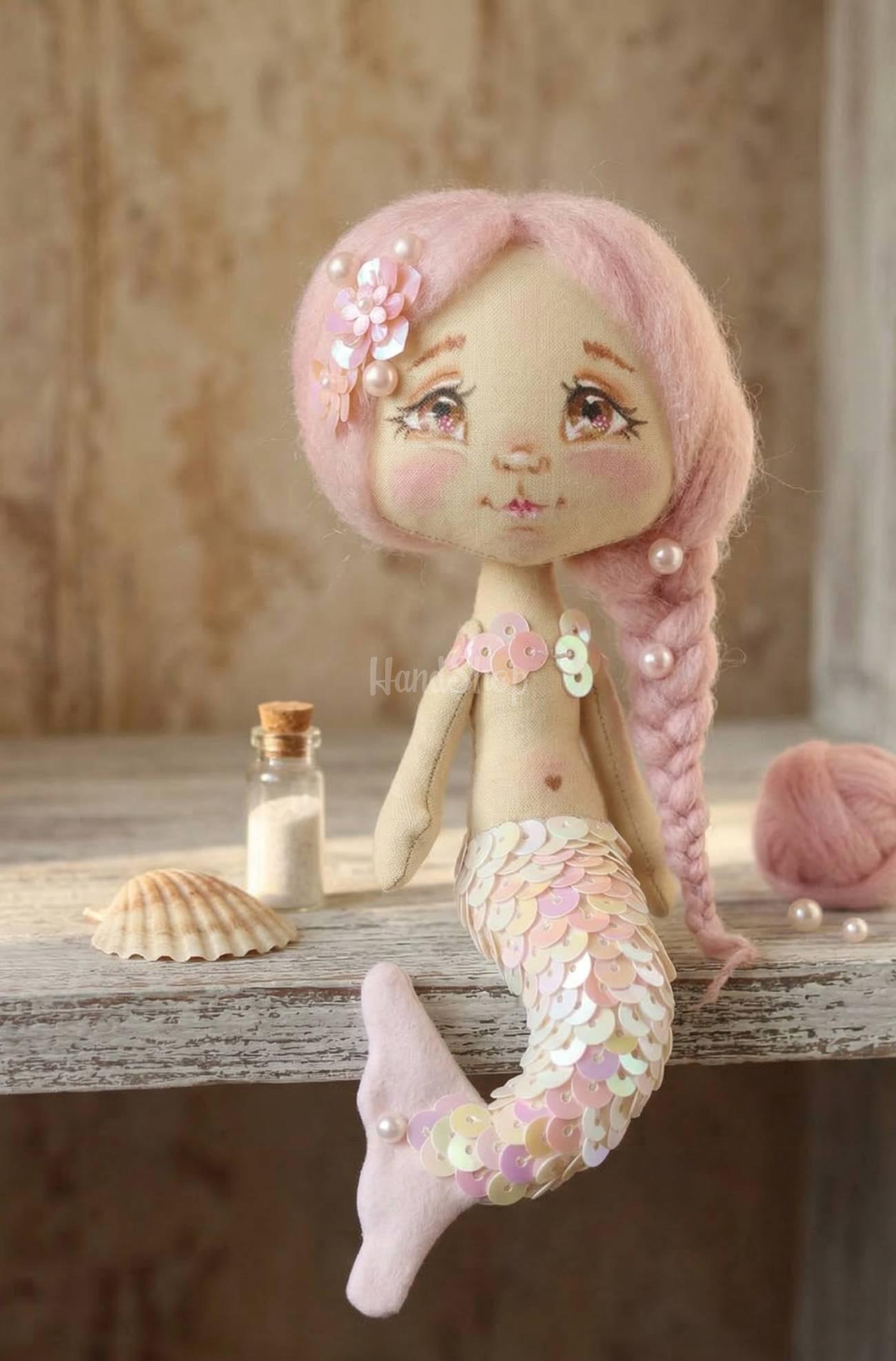 Сувенірна маленька лялька русалонька хвіст з паєток Сувенірна маленька лялька русалонька хвіст з паєток