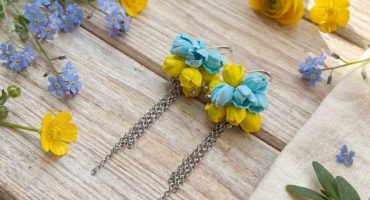 Ексклюзивні довгі сережки-вісюльки з полімерної глини - ніжний квітковий подарунок у кольорах України