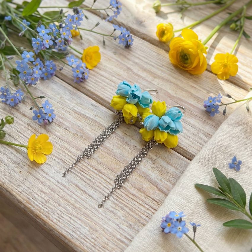 Ексклюзивні довгі сережки-вісюльки з полімерної глини - ніжний квітковий подарунок у кольорах України