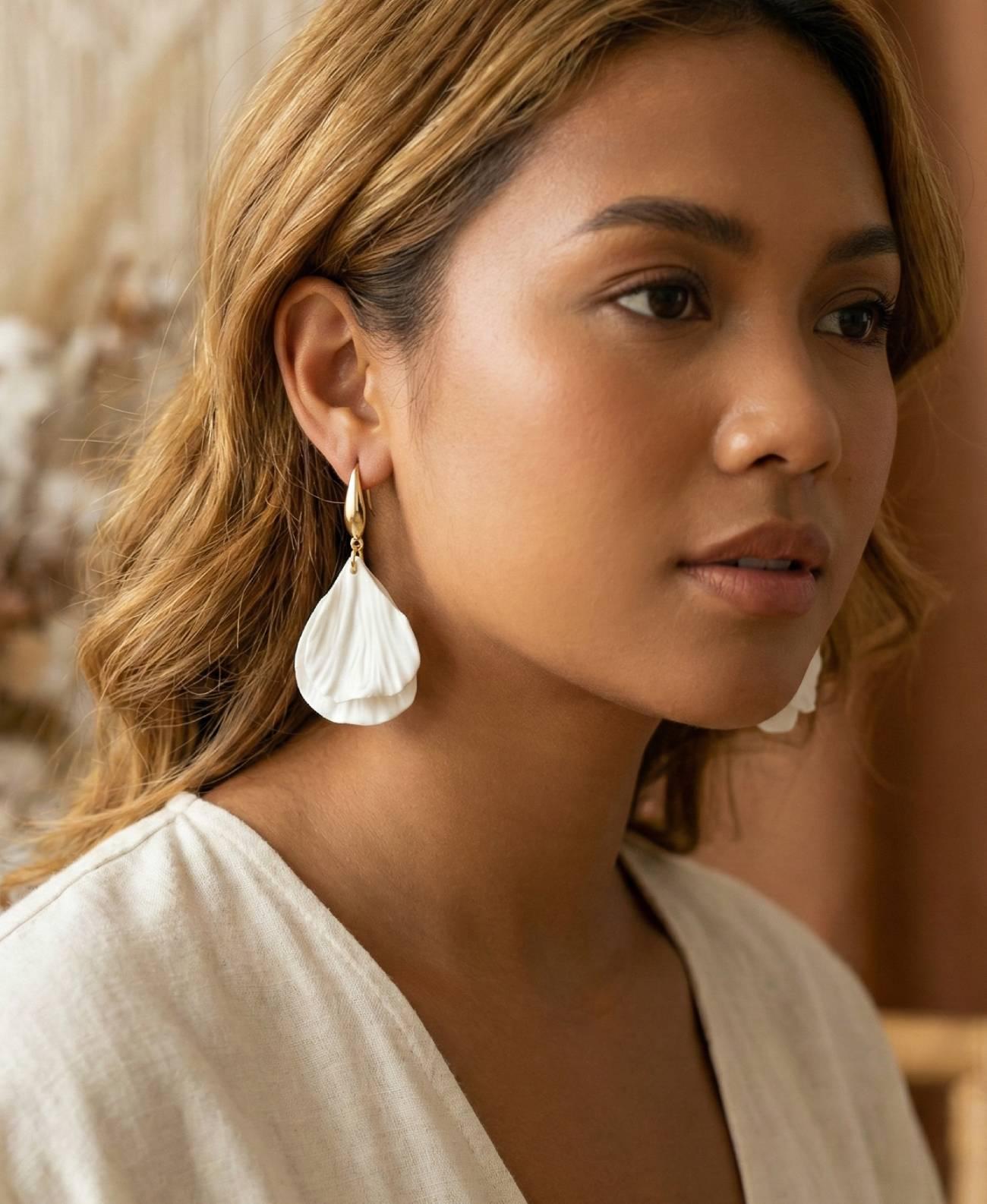 Жіночі авторські довгі сережки пелюстки квіти (на вибір!) Жіночі авторські довгі сережки пелюстки квіти (на вибір!)