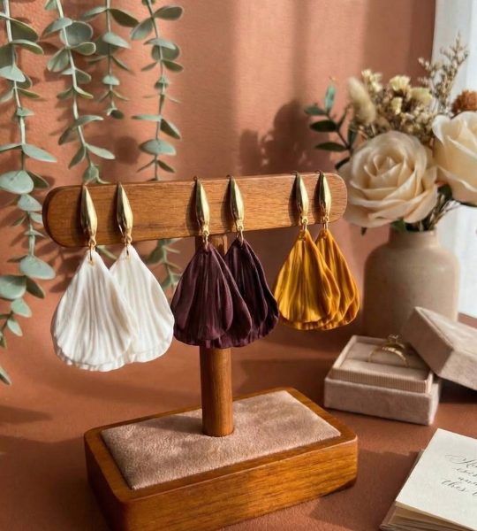 Жіночі авторські довгі сережки пелюстки квіти (на вибір!)