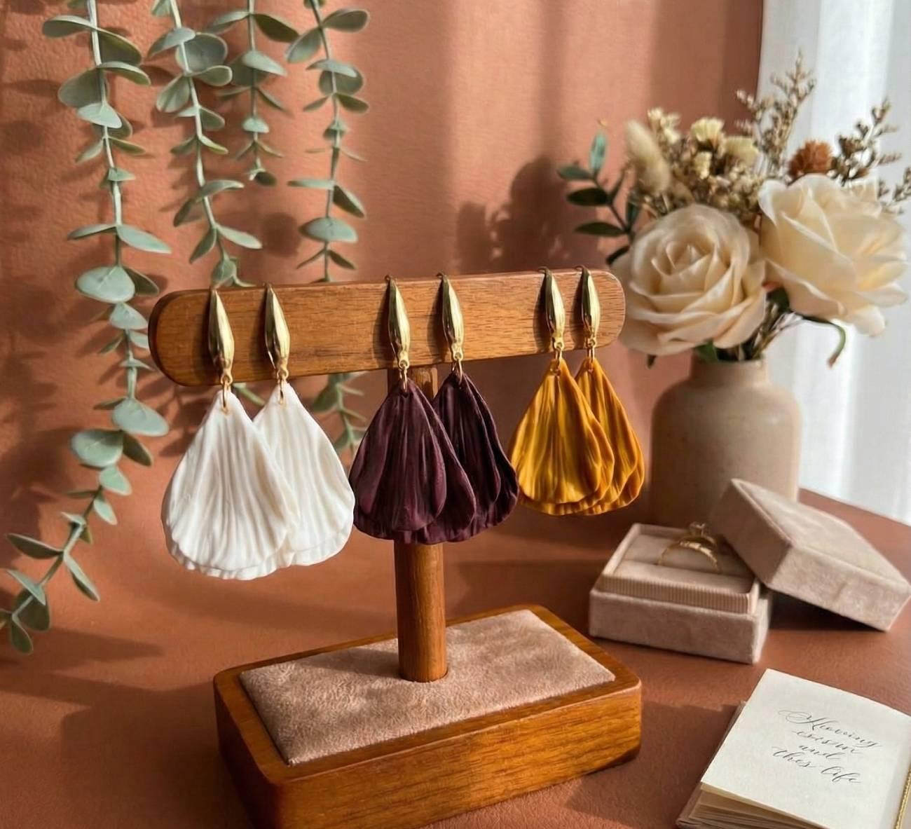 Жіночі авторські довгі сережки пелюстки квіти (на вибір!) Жіночі авторські довгі сережки пелюстки квіти (на вибір!)