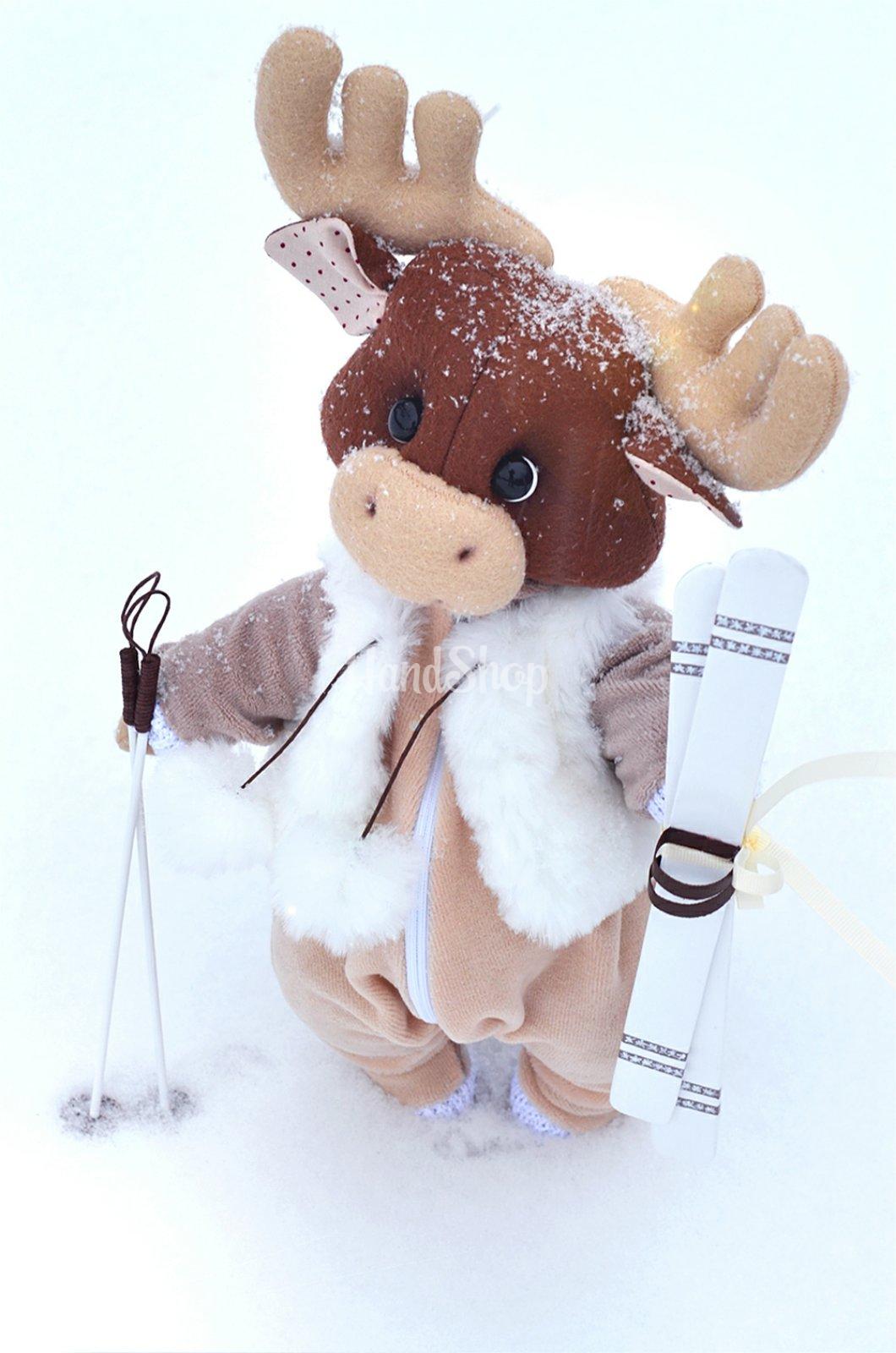 Игрушка мягкая лось с лыжами Игрушка мягкая лось с лыжами