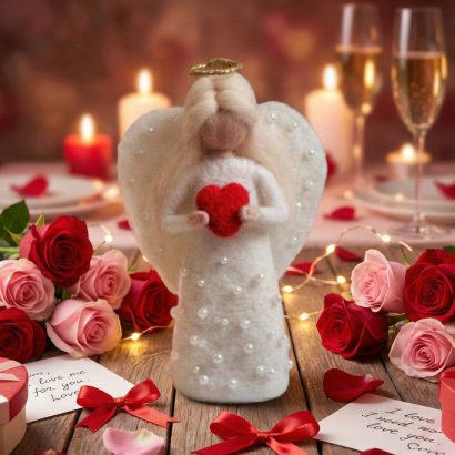 Лялька валентинка ангел в сукні з сердечком на підставці