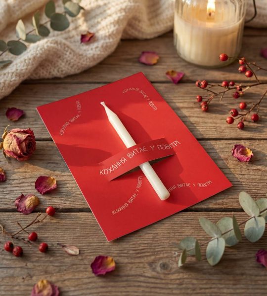 Червона листівка love з бенто свічкою, сірником та чиркалом