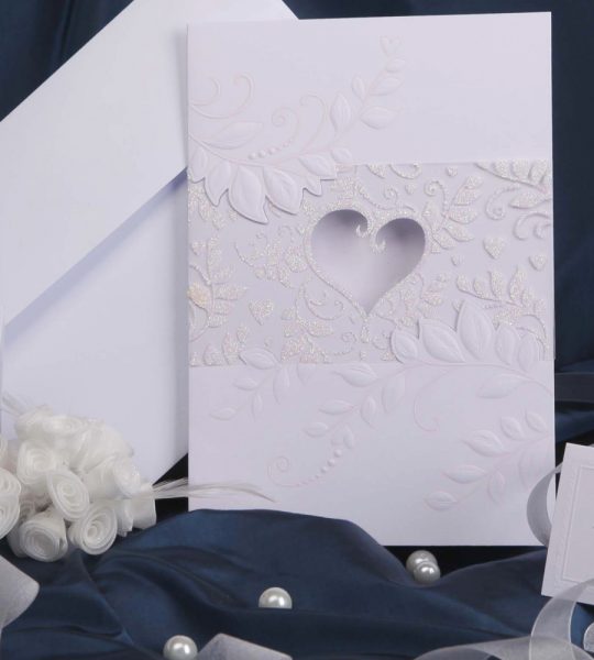 Белая свадебная открытка с тиснением сердце, листья