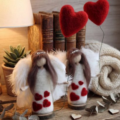 Авторська лялька валентинка ангел в білій сукні на підставці