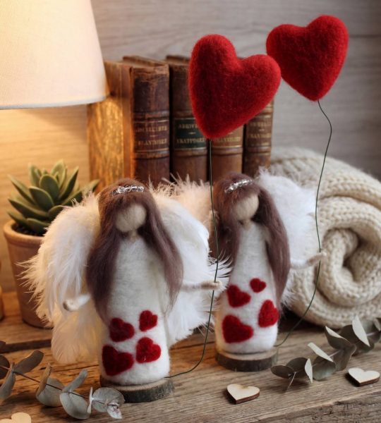 Авторська лялька валентинка ангел в білій сукні на підставці