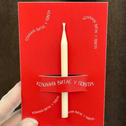 Червона листівка love з бенто свічкою, сірником та чиркалом