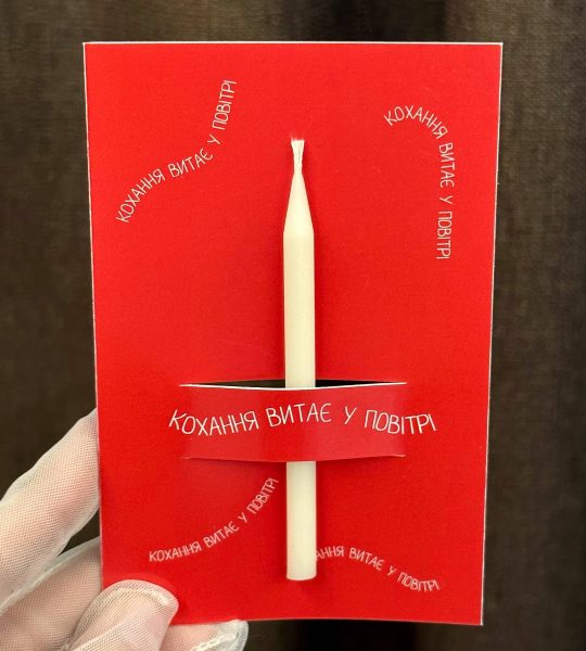 Червона листівка love з бенто свічкою, сірником та чиркалом