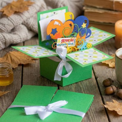 Святкова об'ємна чоловіча листівка коробочка день народження