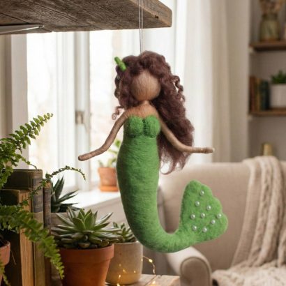 Сувенірна лялька підвіска казкова русалонька з шерсті