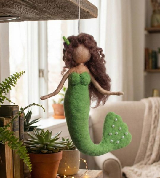 Сувенірна лялька підвіска казкова русалонька з шерсті