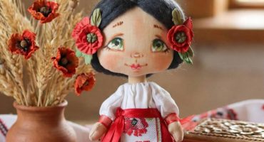 Чорнява україночка з польовими маками - авторська текстильна лялька ручної роботи з душею України Чорнява україночка з польовими маками - авторська текстильна лялька ручної роботи з душею України