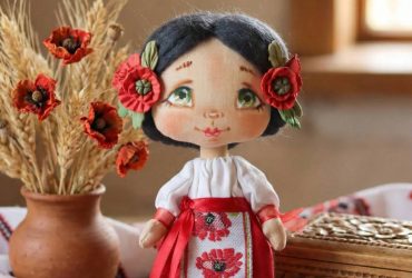 Чорнява україночка з польовими маками - авторська текстильна лялька ручної роботи з душею України