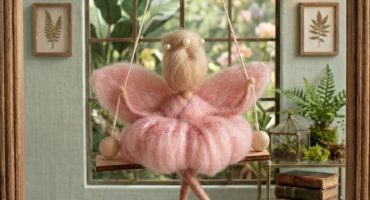 Авторська сувенірна лялька балерина ангел у рожевій сукні - ніжна підвіска з вовни на День матері