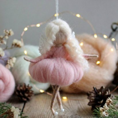 Лялька блондинка ангел підвіска у рожевій сукні вовна