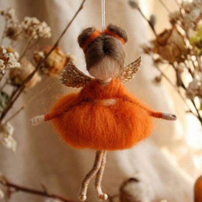 Лялька підвіска ангел з вовни в пишній сукні сувенір