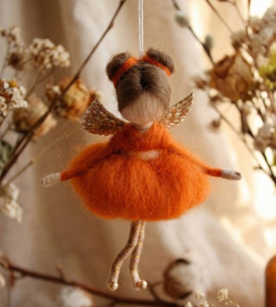 Лялька підвіска ангел з вовни в пишній сукні сувенір